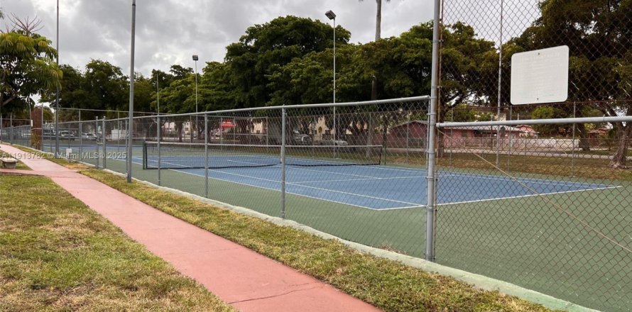 Кондоминиум с 1 спальней в Норт-Майами, Флорида № 1968477