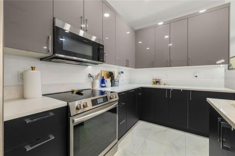 Duplex in Tampa, Florida 6 bedrooms, 251.95 sq.m. № 1662244 - photo 8