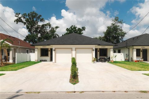 Duplex in Tampa, Florida 6 bedrooms, 251.95 sq.m. № 1662244 - photo 1