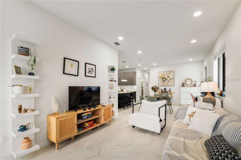 Duplex in Tampa, Florida 6 bedrooms, 251.95 sq.m. № 1662244 - photo 5