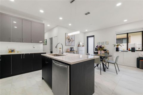 Duplex in Tampa, Florida 6 bedrooms, 251.95 sq.m. № 1662244 - photo 9