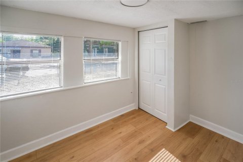 Commercial property in Tampa, Florida 4 bedrooms, 126.9 sq.m. № 2111878 - photo 9