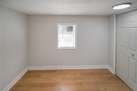 Commercial property in Tampa, Florida 4 bedrooms, 126.9 sq.m. № 2111878 - photo 7