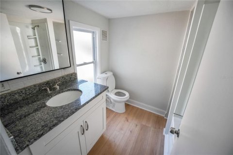 Commercial property in Tampa, Florida 4 bedrooms, 126.9 sq.m. № 2111878 - photo 4