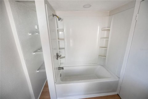 Commercial property in Tampa, Florida 4 bedrooms, 126.9 sq.m. № 2111878 - photo 5