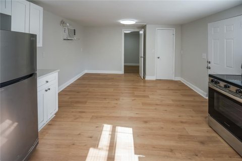 Commercial property in Tampa, Florida 4 bedrooms, 126.9 sq.m. № 2111878 - photo 24