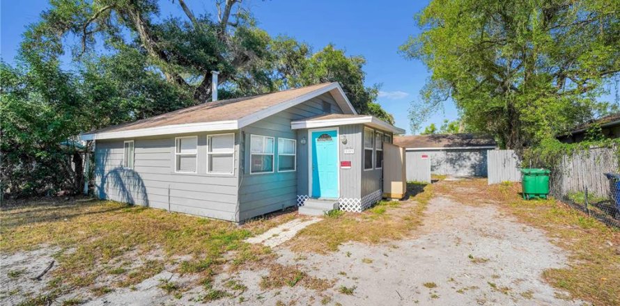 Commercial property in Tampa, Florida 4 bedrooms, 126.9 sq.m. № 2111878