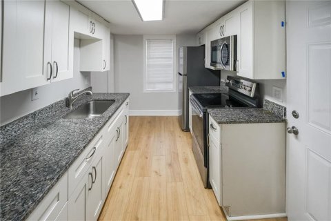 Commercial property in Tampa, Florida 4 bedrooms, 126.9 sq.m. № 2111878 - photo 3