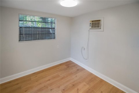 Commercial property in Tampa, Florida 4 bedrooms, 126.9 sq.m. № 2111878 - photo 20