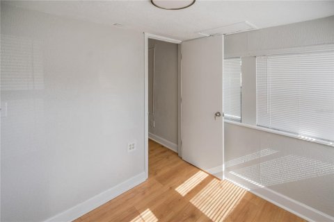 Commercial property in Tampa, Florida 4 bedrooms, 126.9 sq.m. № 2111878 - photo 10