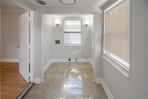 Commercial property in Tampa, Florida 4 bedrooms, 126.9 sq.m. № 2111878 - photo 11