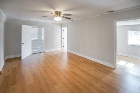 Commercial property in Tampa, Florida 4 bedrooms, 126.9 sq.m. № 2111878 - photo 6