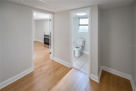 Commercial property in Tampa, Florida 4 bedrooms, 126.9 sq.m. № 2111878 - photo 21