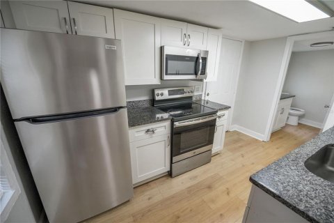 Commercial property in Tampa, Florida 4 bedrooms, 126.9 sq.m. № 2111878 - photo 2