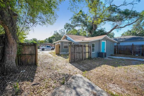 Commercial property in Tampa, Florida 4 bedrooms, 126.9 sq.m. № 2111878 - photo 14