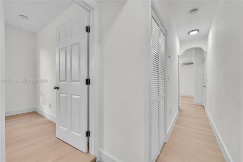 Condominio en venta en Miami Beach, Florida, 2 dormitorios, 74.32 m2 № 2030874 - foto 19