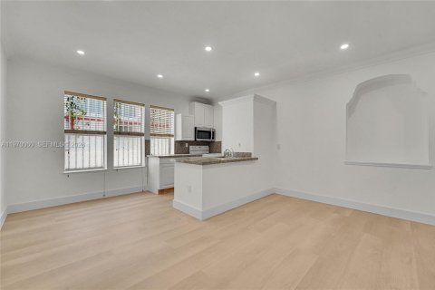 Condominio en venta en Miami Beach, Florida, 2 dormitorios, 74.32 m2 № 2030874 - foto 5