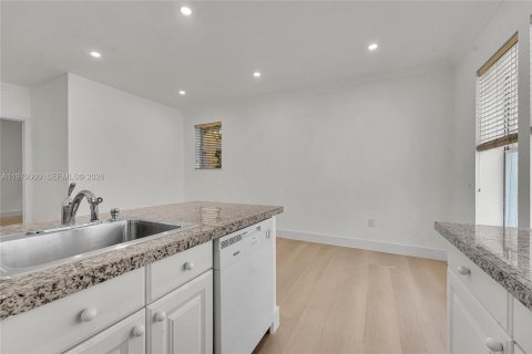 Condominio en venta en Miami Beach, Florida, 2 dormitorios, 74.32 m2 № 2030874 - foto 7