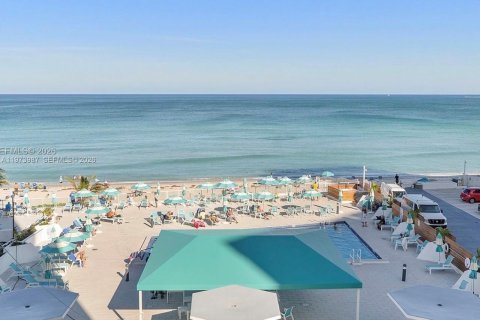 Condominio en venta en Hallandale Beach, Florida, 2 dormitorios, 102.19 m2 № 2033682 - foto 9