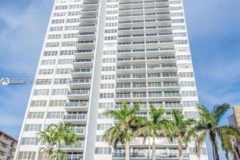 Condominio en venta en Hallandale Beach, Florida, 2 dormitorios, 102.19 m2 № 2033682 - foto 3