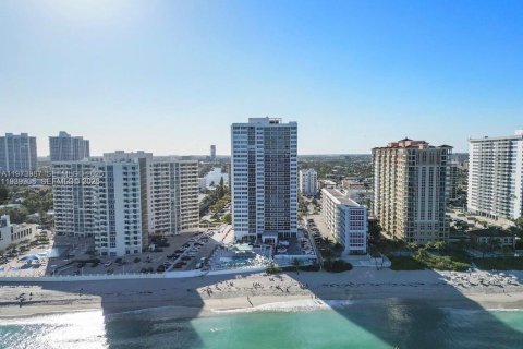 Condominio en Hallandale Beach, Florida, 2 dormitorios  № 2033682