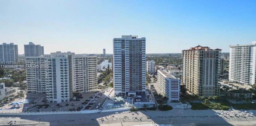 Condominio en Hallandale Beach, Florida, 2 dormitorios № 2033682