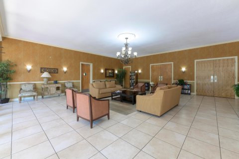 Condo in Palm Springs, Florida, 1 bedroom  № 1155768 - photo 1