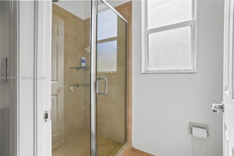 Casa en venta en Miami, Florida, 4 dormitorios, 233.37 m2 № 2044394 - foto 16