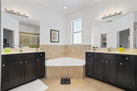 Casa en venta en Miami, Florida, 4 dormitorios, 233.37 m2 № 2044394 - foto 19