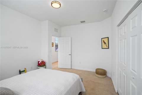 Casa en venta en Miami, Florida, 4 dormitorios, 233.37 m2 № 2044394 - foto 13