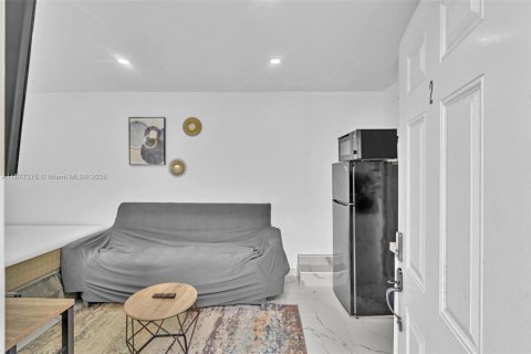 Commercial property in Dania Beach, Florida 46.45 sq.m. № 1925171 - photo 2