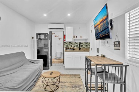 Commercial property in Dania Beach, Florida 46.45 sq.m. № 1925171 - photo 8