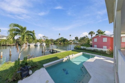 House in Indian Rocks Beach, Florida 4 bedrooms, 307.32 sq.m. № 2403417 - photo 9