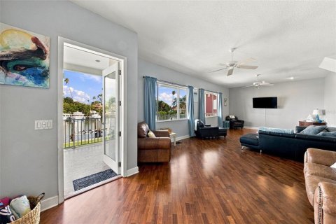 House in Indian Rocks Beach, Florida 4 bedrooms, 307.32 sq.m. № 2403417 - photo 25
