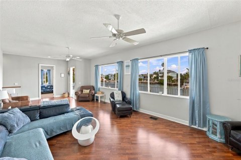 House in Indian Rocks Beach, Florida 4 bedrooms, 307.32 sq.m. № 2403417 - photo 28