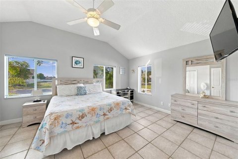 House in Indian Rocks Beach, Florida 4 bedrooms, 307.32 sq.m. № 2403417 - photo 21