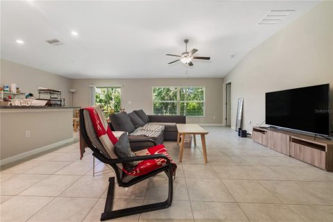 Casa en venta en Tampa, Florida, 4 dormitorios, 179.77 m2 № 2206448 - foto 4