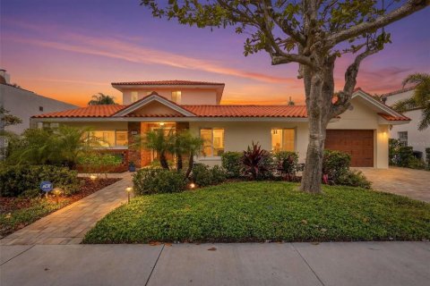 Casa en Saint Petersburg, Florida 4 dormitorios, 242.85 m2 № 2120419