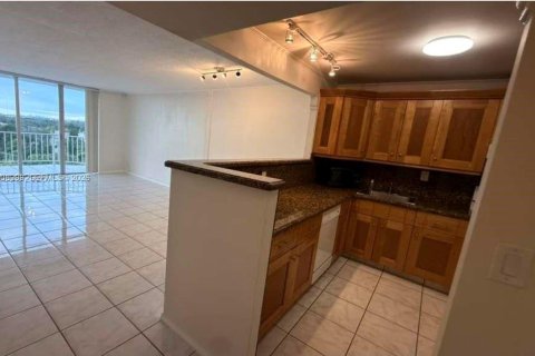 Copropriété à louer à North Miami Beach, Floride: 1 chambre, 72.46 m2 № 2071018 - photo 4