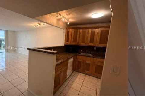 Copropriété à louer à North Miami Beach, Floride: 1 chambre, 72.46 m2 № 2071018 - photo 7