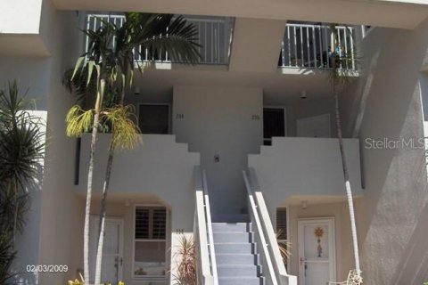 Condo in Saint Petersburg, Florida, 2 bedrooms  № 1782964 - photo 1