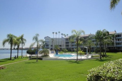 Condo in Saint Petersburg, Florida, 2 bedrooms  № 1782964 - photo 13