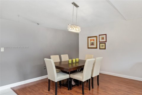 House in Miramar, Florida 3 bedrooms, 160.81 sq.m. № 1830300 - photo 14
