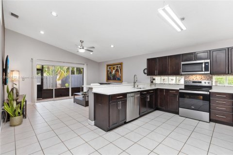 House in Miramar, Florida 3 bedrooms, 160.81 sq.m. № 1830300 - photo 4