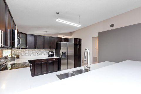 House in Miramar, Florida 3 bedrooms, 160.81 sq.m. № 1830300 - photo 9