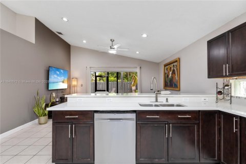 House in Miramar, Florida 3 bedrooms, 160.81 sq.m. № 1830300 - photo 7