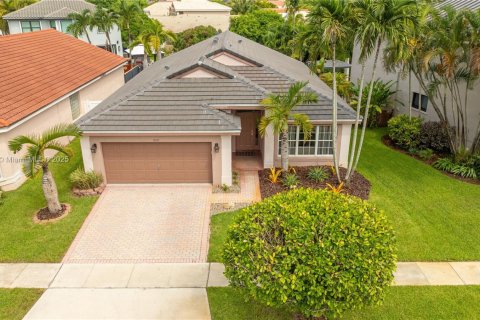 House in Miramar, Florida 3 bedrooms, 160.81 sq.m. № 1830300 - photo 1