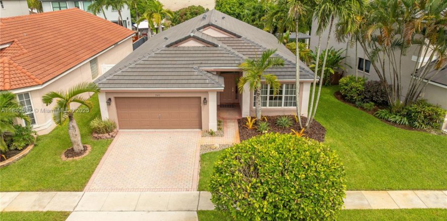 House in Miramar, Florida 3 bedrooms, 160.81 sq.m. № 1830300