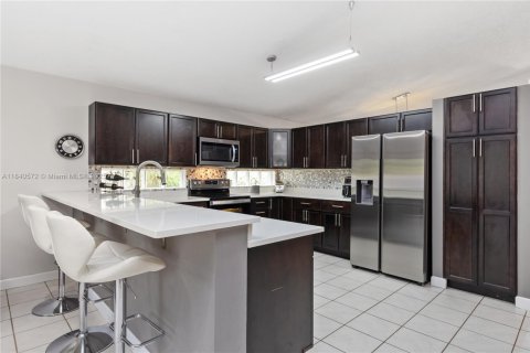 House in Miramar, Florida 3 bedrooms, 160.81 sq.m. № 1830300 - photo 10