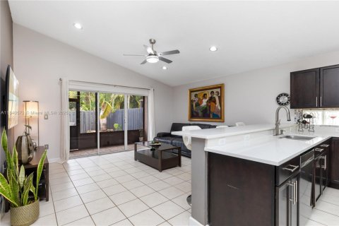 House in Miramar, Florida 3 bedrooms, 160.81 sq.m. № 1830300 - photo 18